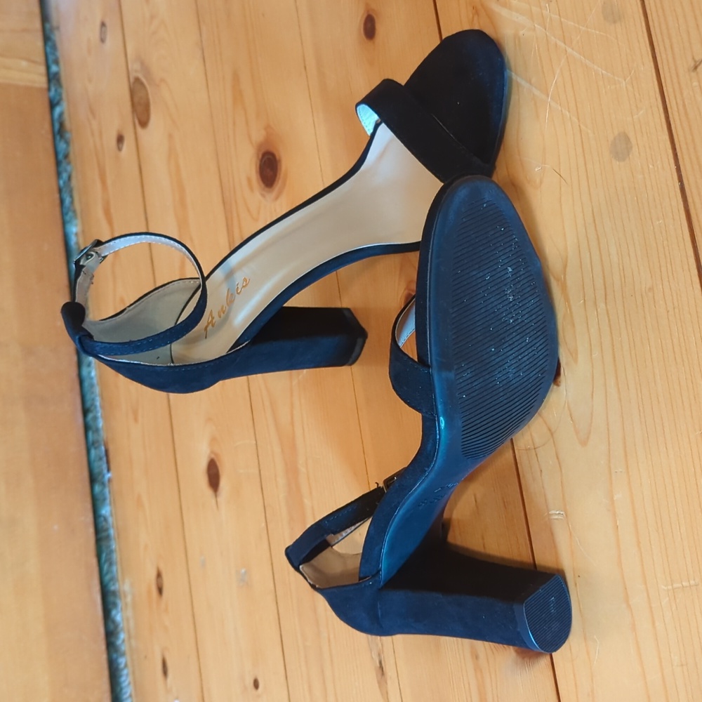 Black strap heels - Picture 2 of 4
